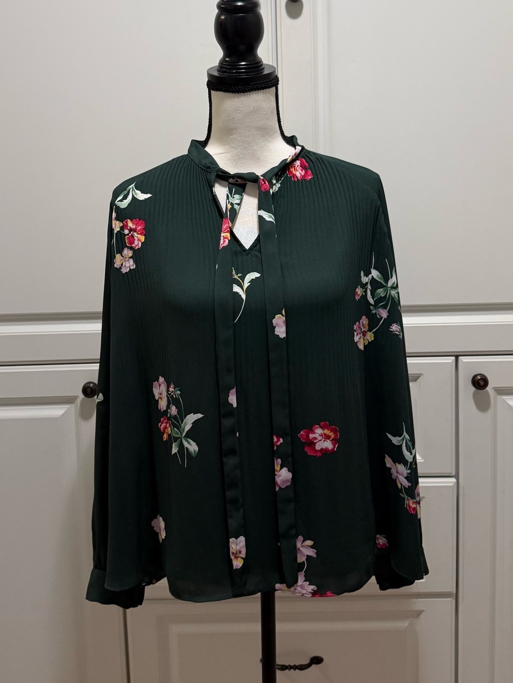 NWOT Ann Taylor Forest green floral shift blouse | tie neck sz S